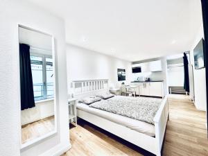 Rúm í herbergi á Business Apartment ZIMMERzuVERMIETEN in Solothurn
