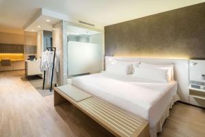 Uma cama ou camas num quarto em Barceló Hamburg