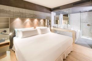 Uma cama ou camas num quarto em Barceló Hamburg