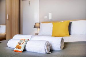 um quarto de hotel com duas camas e toalhas numa cama em Modern Apartments in the Heart of Middlesbrough 2 em Middlesbrough