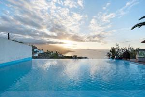 a swimming pool with a view of the ocean at Villa Horizonte in Santa Úrsula