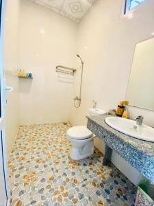 a bathroom with a toilet and a sink at Homestay BONO Mũi Né in Phan Thiet