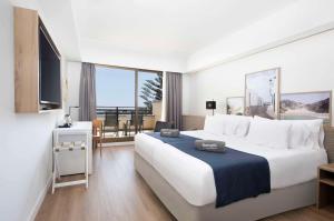 Postel nebo postele na pokoji v ubytování Barceló Lanzarote Active Resort