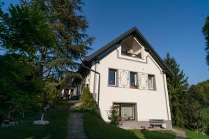 Budova, kde se apartmán nachází + 10 fotografií