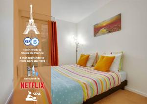 サン・ドニにあるF2 Paris 10ème Gare du nord - Stade de France - Parkingのベッドルーム1室(エッフェル塔のポスター付)
