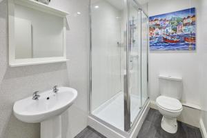 bagno con doccia, lavandino e servizi igienici di Host & Stay - Diamond One a Saltburn-by-the-Sea