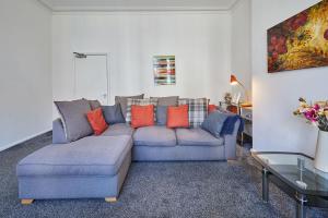 un soggiorno con divano blu e cuscini arancioni di Host & Stay - Diamond One a Saltburn-by-the-Sea