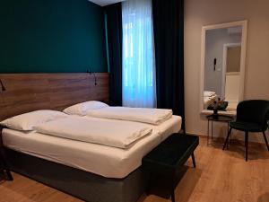 1 dormitorio con 2 camas y pared verde en Casablanca Boutique Bed&Breakfast, en Zagreb