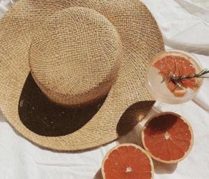 a straw hat and two slices of grapefruit and a drink at Club Hotel Anjeliq in Alanya