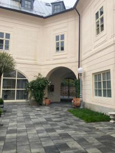 - l'entrée d'un bâtiment avec une cour dans l'établissement Apartmán pod Starým zámkom, à Banská Štiavnica