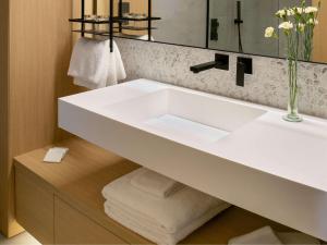 W łazience znajduje się biała umywalka i lustro. w obiekcie Mercure Larnaca Beach Resort w Larnace