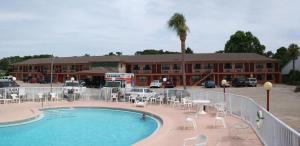 Swimming pool sa o malapit sa Summer Breeze Motel