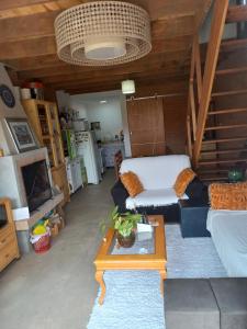 a living room with a couch and a coffee table at casa de temporada do Braz in Monte Verde