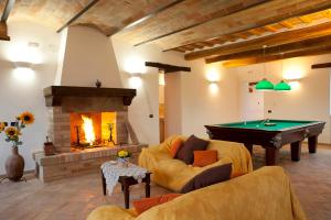 sala de estar con mesa de billar y chimenea en Villa Serena - Homelike Villas en SantʼAngelo in Pontano