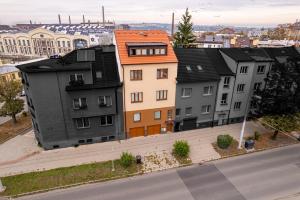 un grupo de edificios al lado de una calle en Apartmány Borská Plzeň, en Plzeň