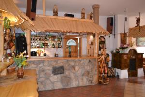 Lounge alebo bar v ubytovaní Koliba