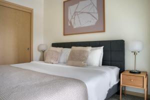 Cama ou camas em um quarto em Wallingford jr 1br w bbq nr dining shopping SEA-640