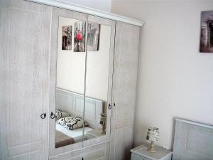 d'une grande armoire dans la salle de bains pourvue de toilettes. dans l'établissement Simona‘s apartment Mackerel, à Mamaia Nord – Năvodari