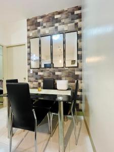 a dining room with a table and chairs at Relaxing 2-Bed Apartment in Mandaluyong in Manila