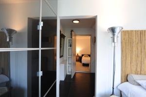 Habitación con una puerta corredera de cristal que da a un dormitorio. en The Green Tunnel en Ámsterdam