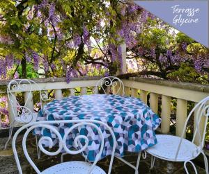 Balkon lub taras w obiekcie VILLA ANNEE 30 Rénovée ,Terrasse et Jardin