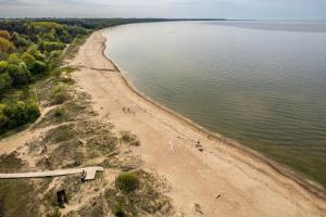 una vista aérea de una playa de arena junto a un cuerpo de agua en Kalakuninga Puhkemaja, en Liimala