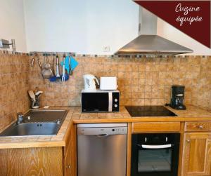 Kuchnia lub aneks kuchenny w obiekcie VILLA ANNEE 30 Rénovée ,Terrasse et Jardin