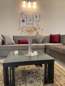 sala de estar con sofá y mesa en Appartement de luxe près de la mer, en Nabeul