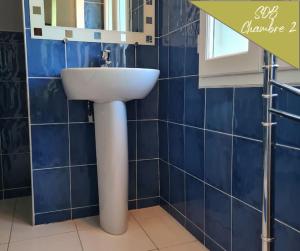 Łazienka w obiekcie VILLA ANNEE 30 Rénovée ,Terrasse et Jardin