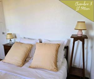 Łóżko lub łóżka w pokoju w obiekcie VILLA ANNEE 30 Rénovée ,Terrasse et Jardin