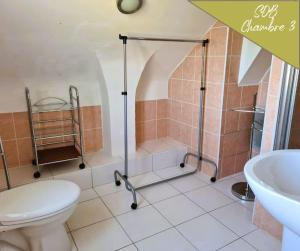 Łazienka w obiekcie VILLA ANNEE 30 Rénovée ,Terrasse et Jardin
