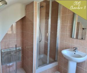 Łazienka w obiekcie VILLA ANNEE 30 Rénovée ,Terrasse et Jardin