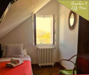 sypialnia z łóżkiem z oknem i grzejnikiem w obiekcie VILLA ANNEE 30 Rénovée ,Terrasse et Jardin w mieście Souillac