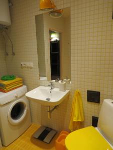 y baño con lavadora y lavamanos. en Perepuhkus Apartment, en Pärnu