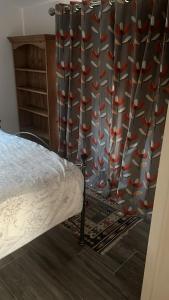 Gulta vai gultas numurā naktsmītnē Lovely 1-Bed Lodge in Haverfordwest with views