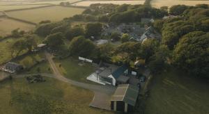 uma vista aérea de uma casa num campo em Lovely 1-Bed Lodge in Haverfordwest with views em Haverfordwest