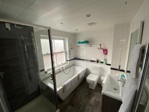 uma casa de banho com uma banheira, um chuveiro e um WC. em Beautiful country house in Inkpen em Inkpen