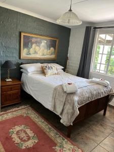 ein Schlafzimmer mit einem großen Bett und einem Fenster in der Unterkunft Bekkersvlei - Die Huis in Haenertsburg