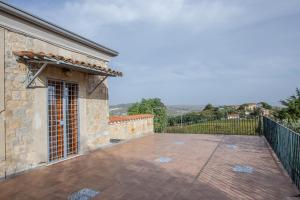 a large patio with a fence and a brick building at Villa Ada - Casale nel Sannio in Torrecuso