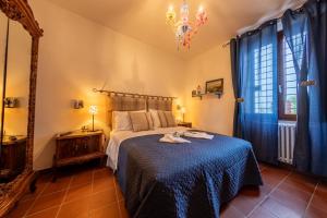 a bedroom with a bed with a blue blanket at Villa Ada - Casale nel Sannio in Torrecuso