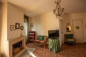 a living room with a television and a fireplace at Villa Ada - Casale nel Sannio in Torrecuso