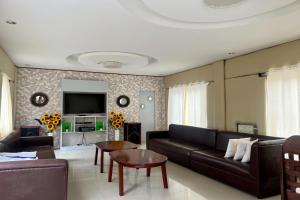 - un salon avec un canapé et une table dans l'établissement Dinah's Pension House by Marriam, à Puerto Princesa