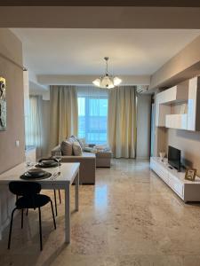 a living room with a table and a couch at Apartment Copou lângă Parhon-IRO in Iaşi