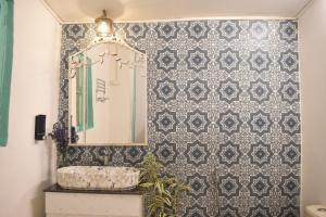 y baño con lavabo y espejo. en Casa Happy Dervish, 2mins away from the beach, en Anjuna