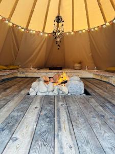 SudervėにあるBriedžio sapnasのテント内の暖炉付きの部屋