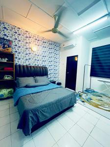 a bedroom with a bed and a ceiling fan at Daliya Homestay Ulu Tiram JB in Ulu Tiram