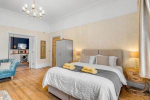 1 dormitorio con 1 cama grande y 1 silla azul en Brooklyn Villa en Norwich