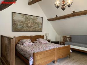 een slaapkamer met een bed en een schilderij aan de muur bij Clos Lussault - 4 gîtes, separate or together in Lussault-sur-Loire