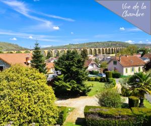widok na wioskę z mostem w tle w obiekcie VILLA ANNEE 30 Rénovée ,Terrasse et Jardin w mieście Souillac