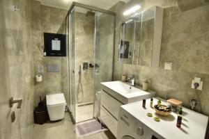 Koupelna v ubytování Good Vibes Suite + 19 fotografií